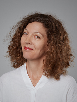 Femme au visage souriant, les cheveux bouclés